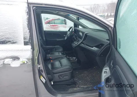 2015 Toyota Sienna Se 8 Passenger z USA, uszkodzony, nr VIN 5TDXK3DC5FS688680